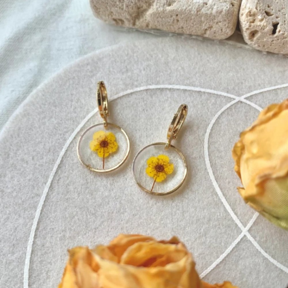 Tiny Pressed Flower Huggie Hoop earrings - Yellow Real Flower Resin Earrings - P